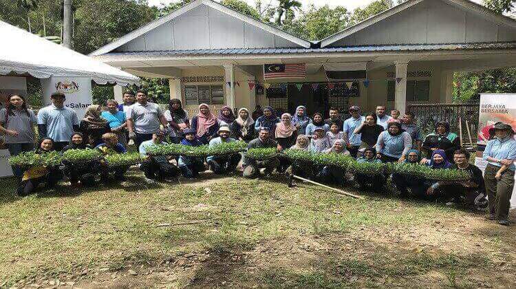  Menggembur tanah dalam menuju kejayaan bersama